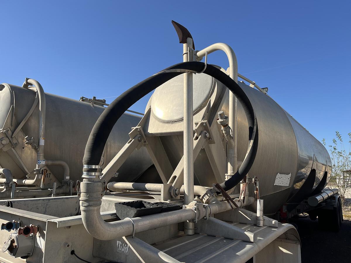 Used 2011 Polar Pneumatic Trailer