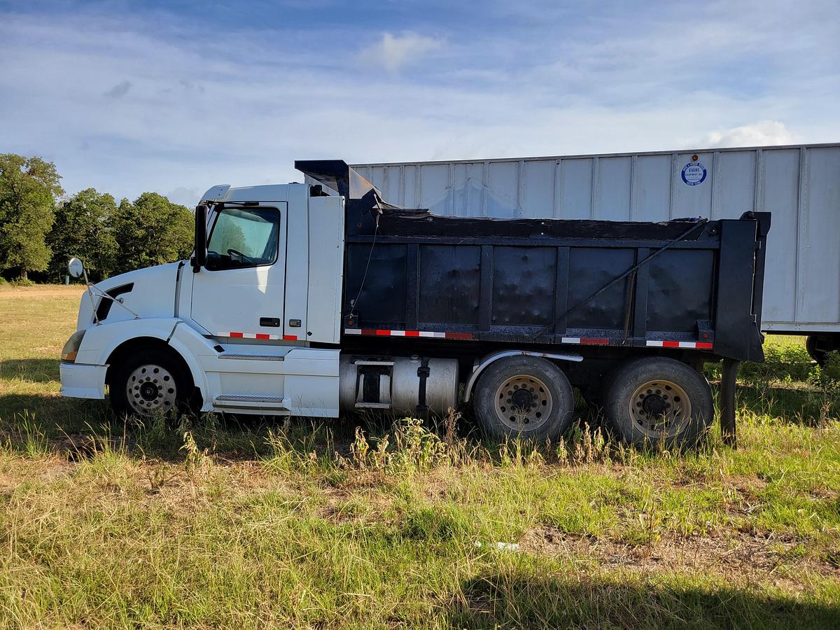 Used 2008 Volvo VNL64T300 Dump Truck