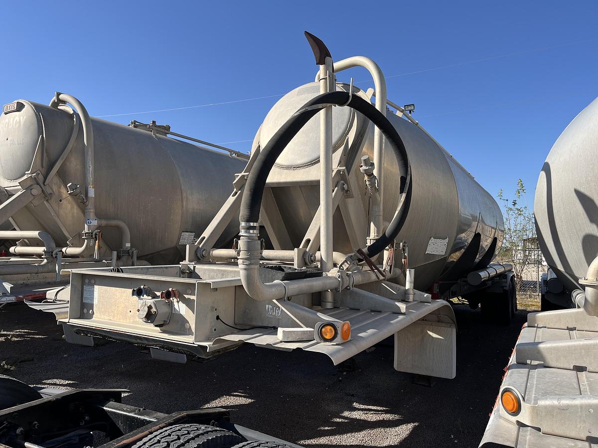 Used 2011 Polar Pneumatic Trailer