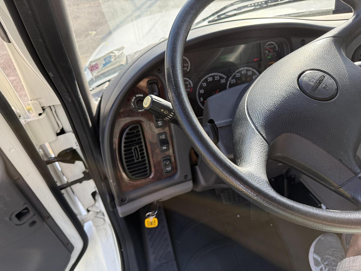 Used 2021 Freightliner 26' M2