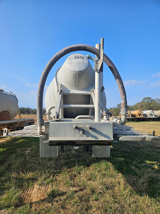 Used 2015 Vantage Pneumatic Trailer