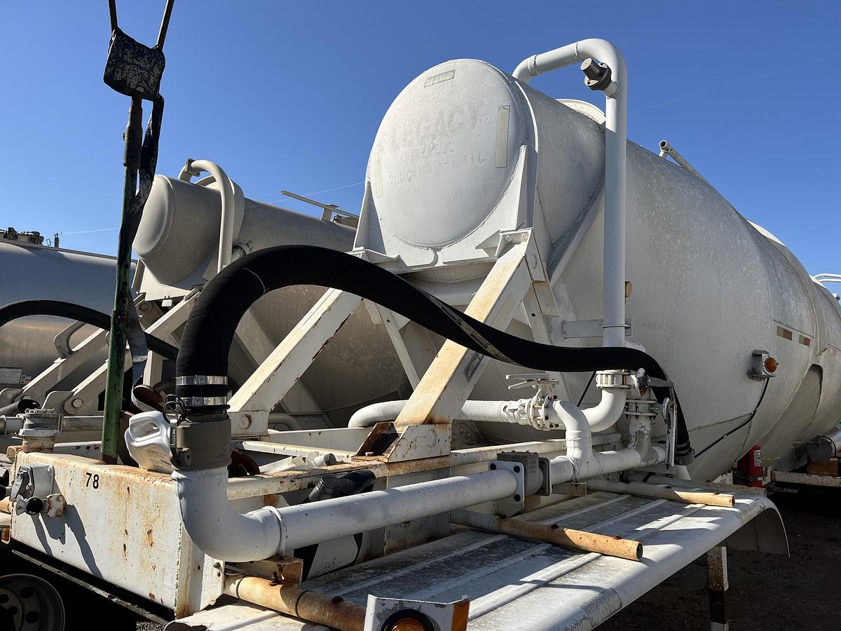 Used 1981 Heil 1040 Pneumatic Trailer