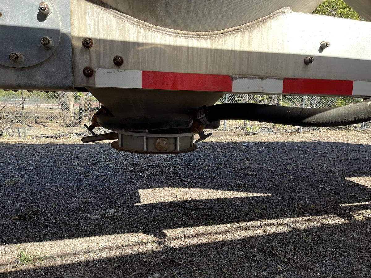 Used 2012 Heil 1040 Pneumatic Trailers