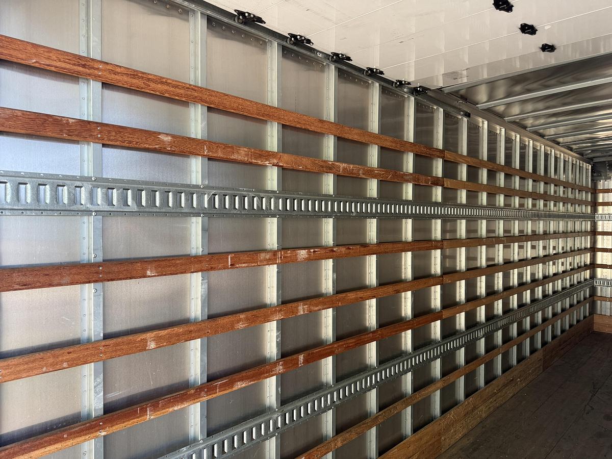 Used 2021 Freightliner 26' M2