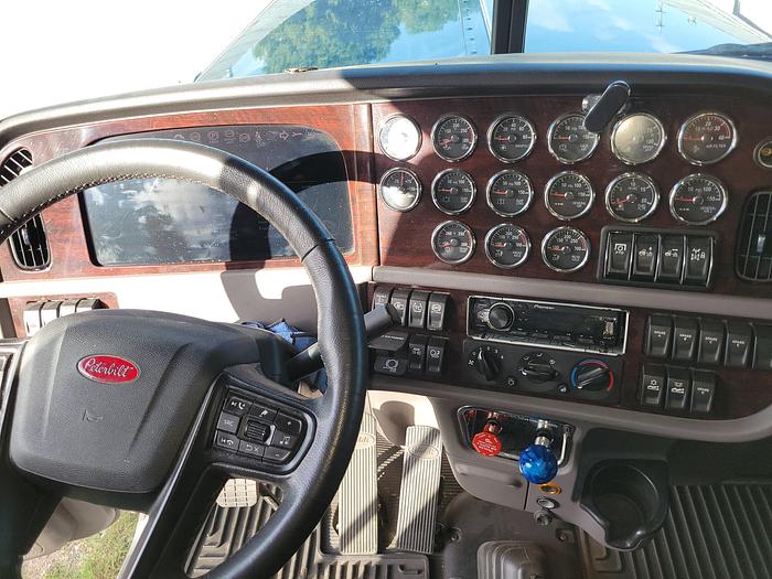 Used 2023 Peterbilt 389