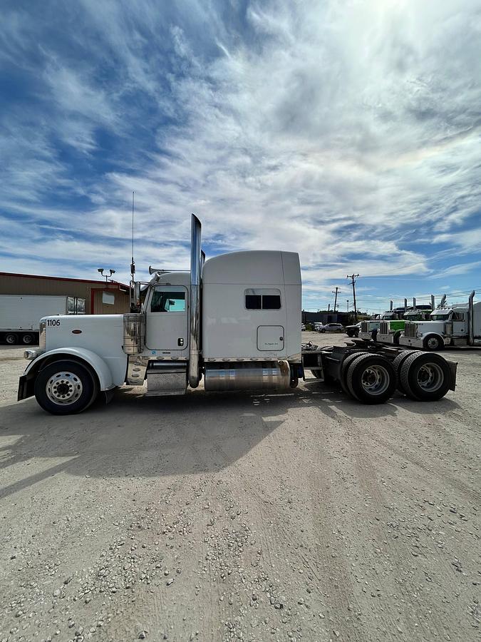 Used 2014 Peterbilt 389 Sleeper (Glider)