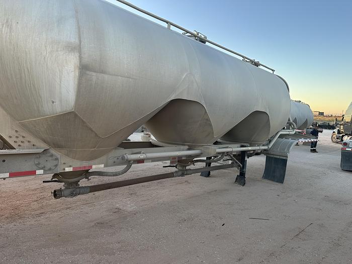 Used 2011 Heil Pneumatic Trailer