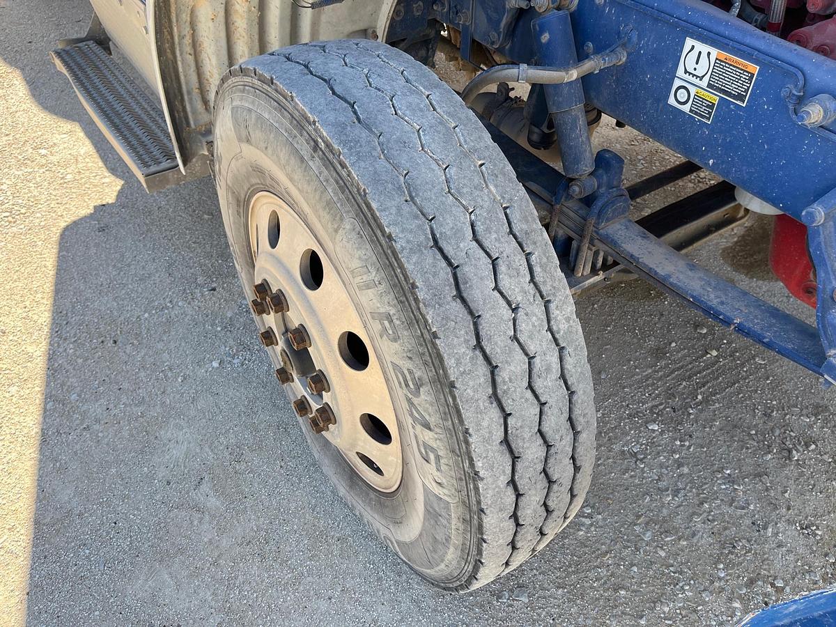 Used 2015 Peterbilt 365 Sleepers