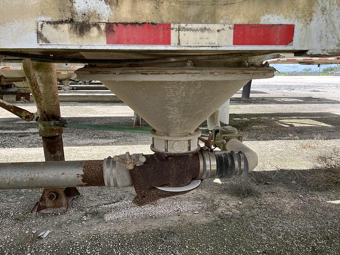 Used 1980 Heil Pneumatic Trailer