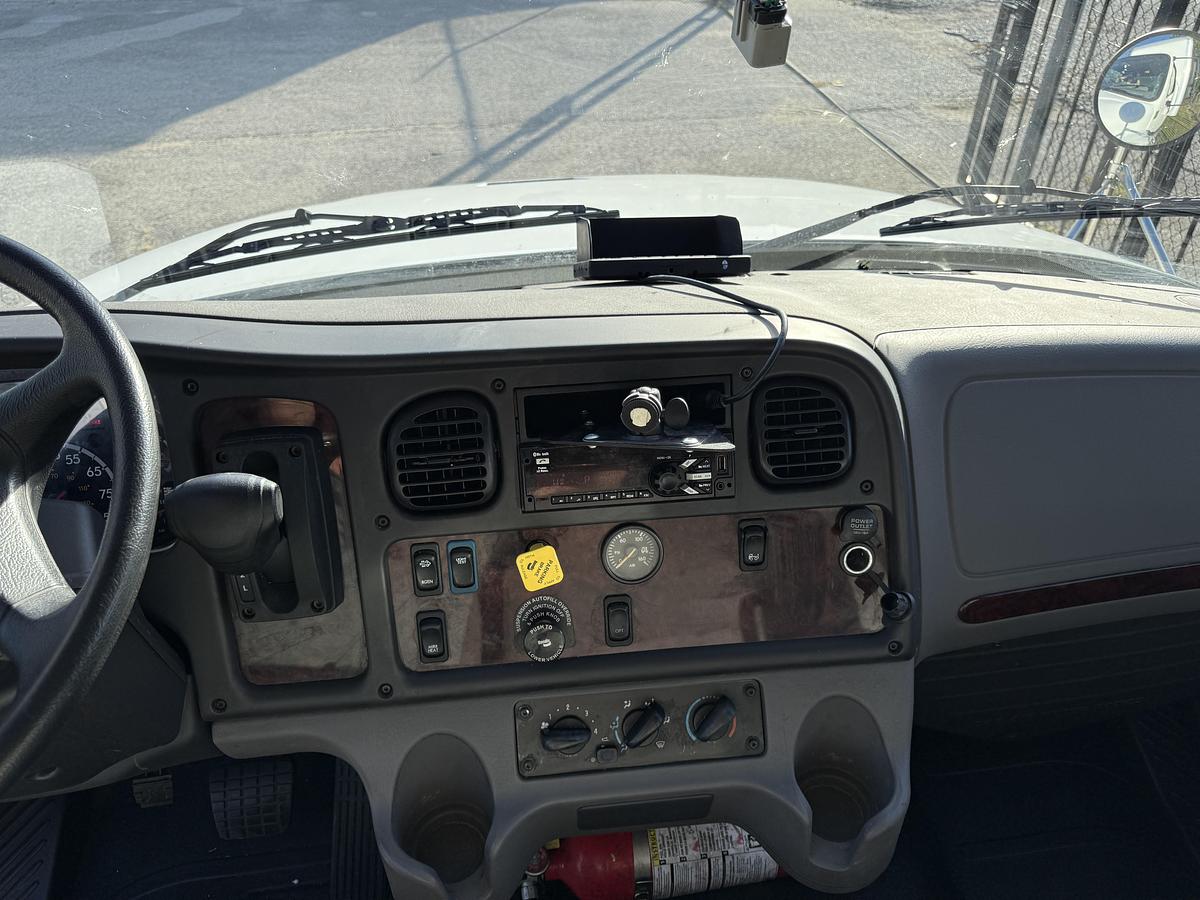 Used 2021 Freightliner 26' M2