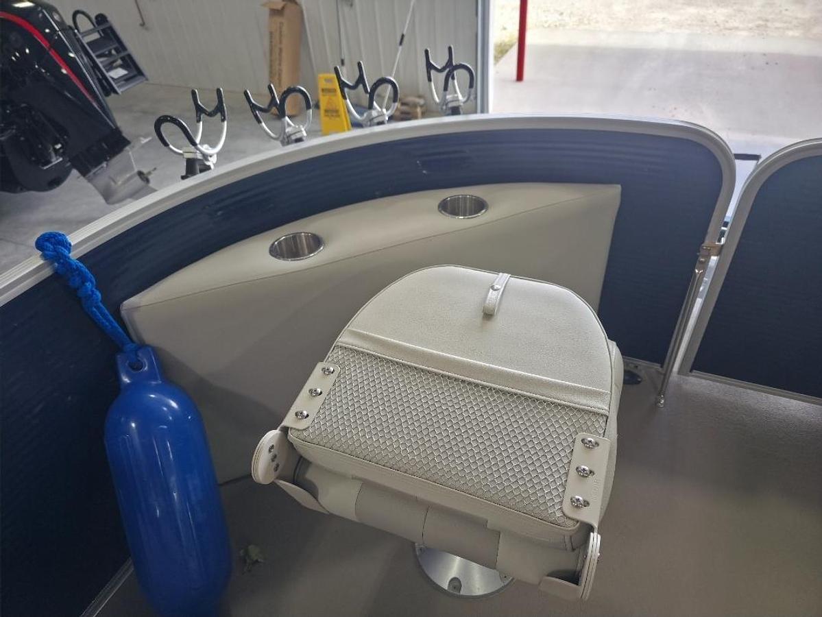 Used 2018 Manitou Aurora 22 LE