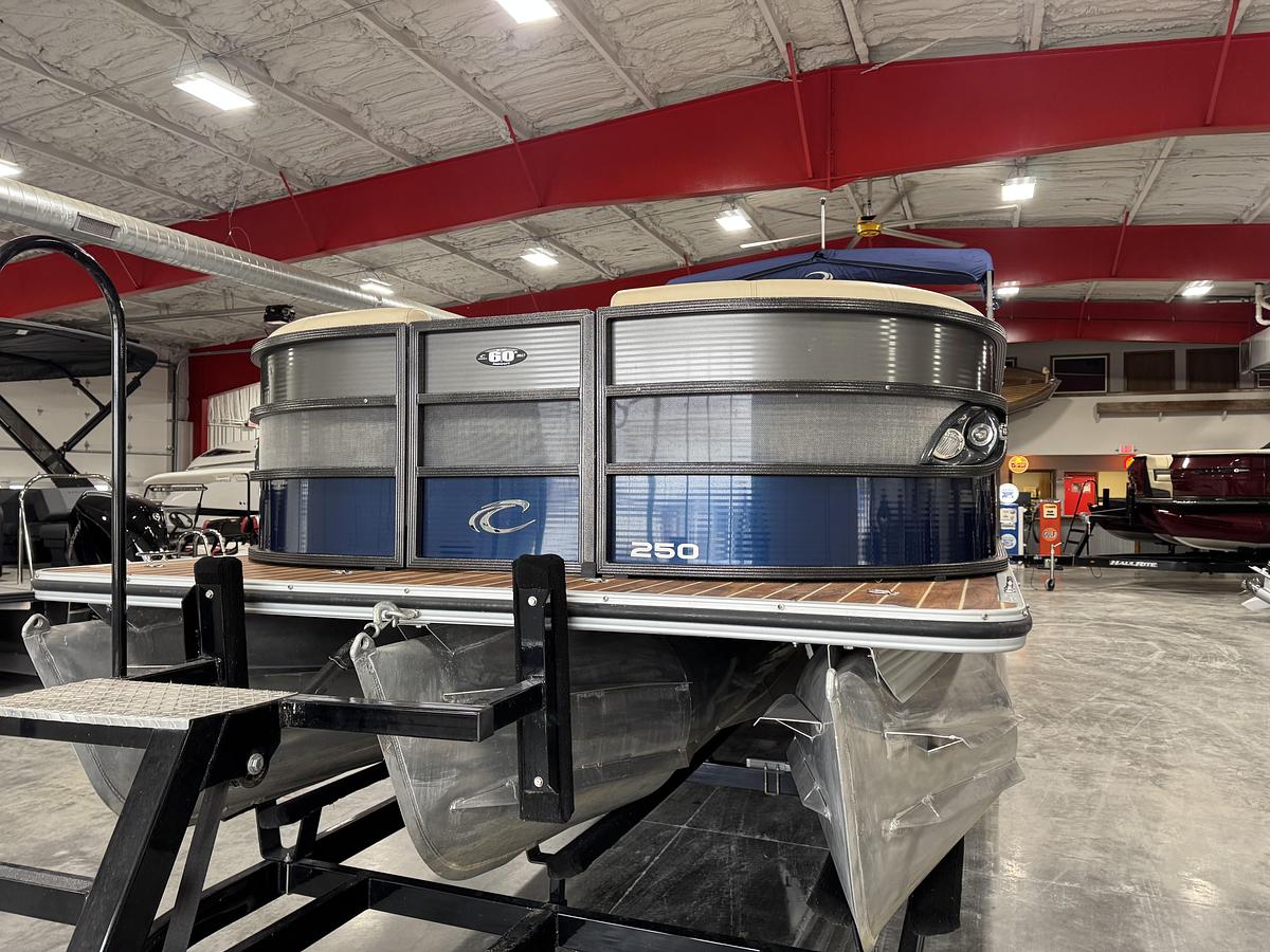 Used 2017 Crest Crest III