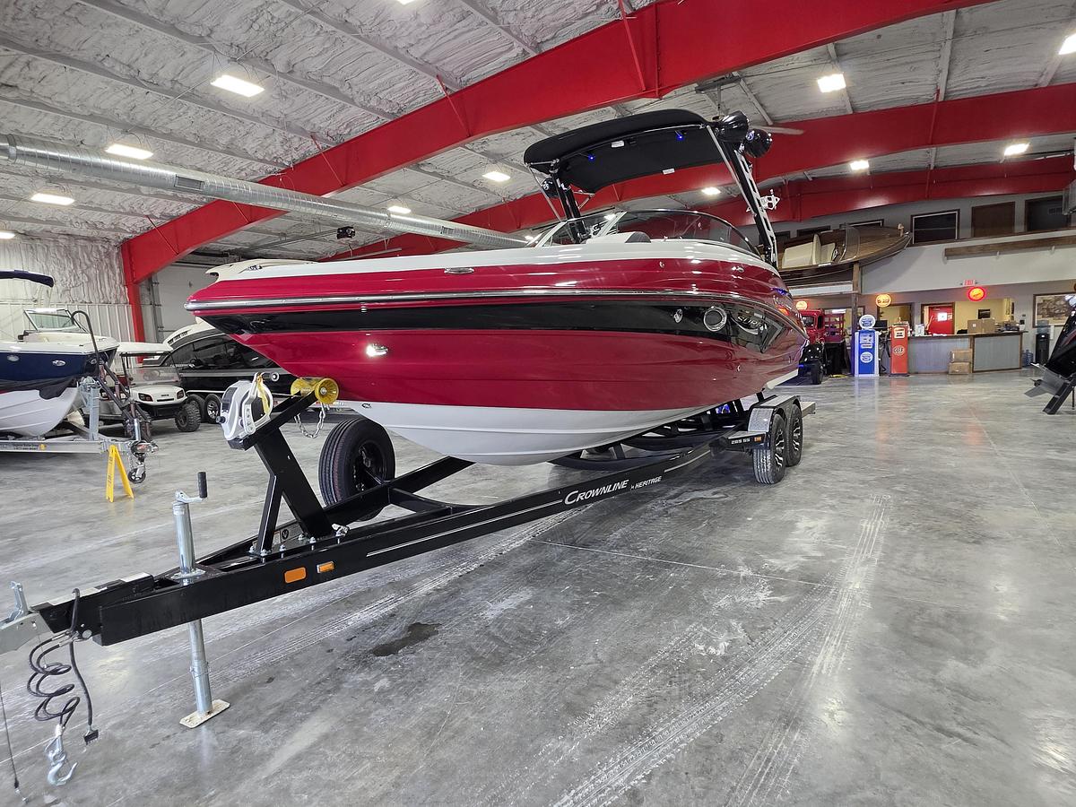 Used 2022 Crownline 265 Surf open bow