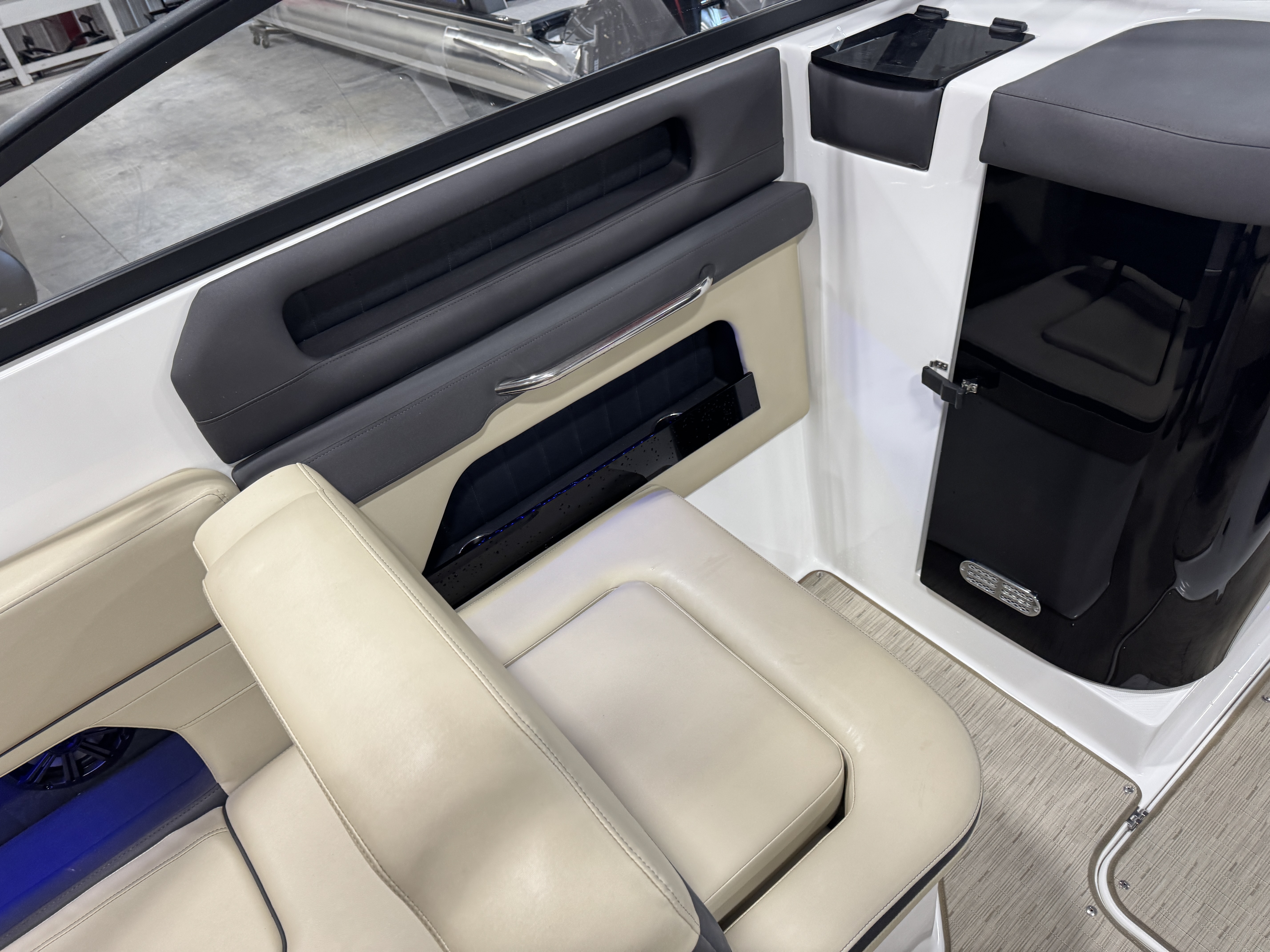 Used 2019 Rinker Q3