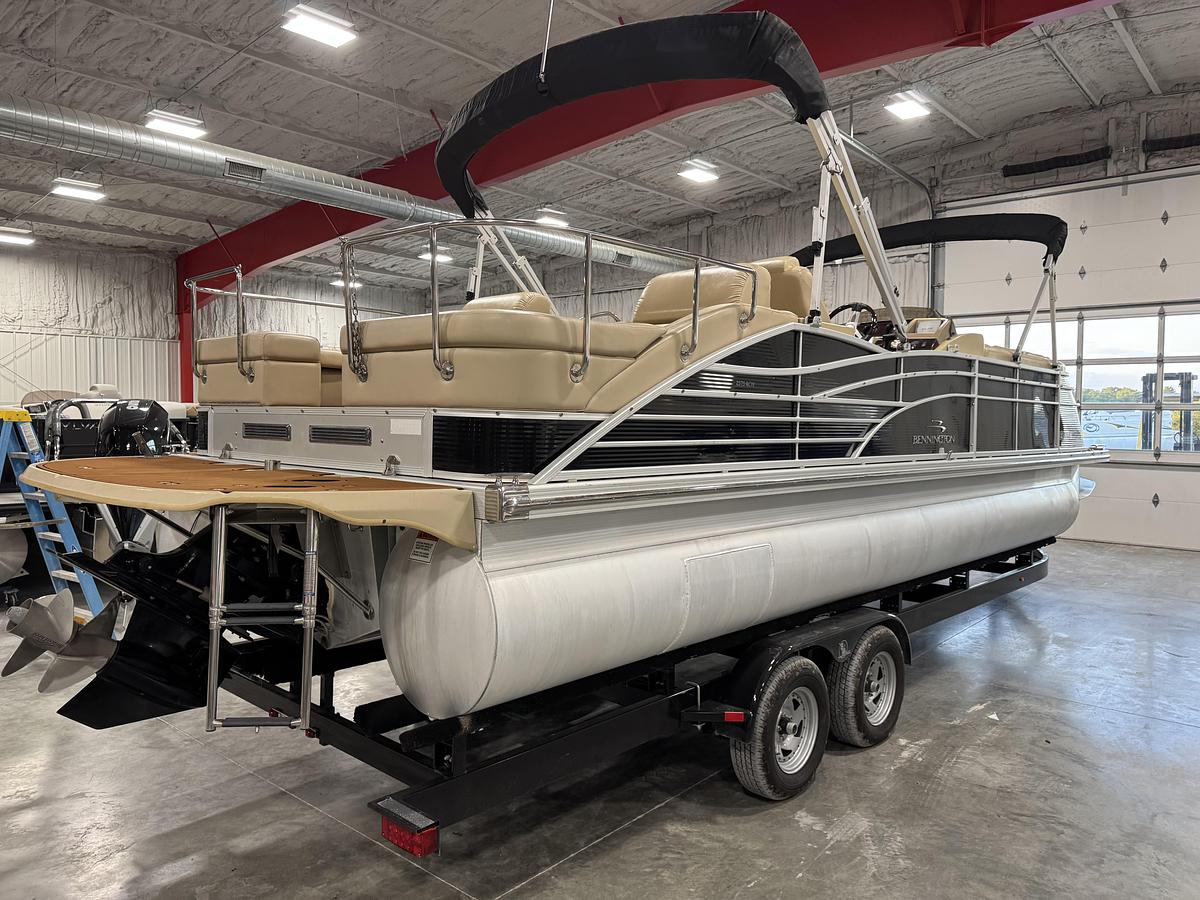 Used 2011 Bennington 2575 RCW I/O