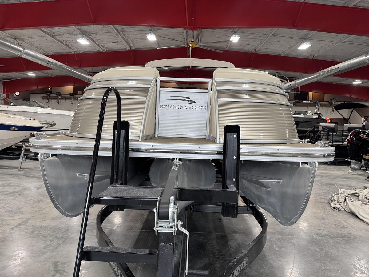 Used 2014 Bennington Q-25