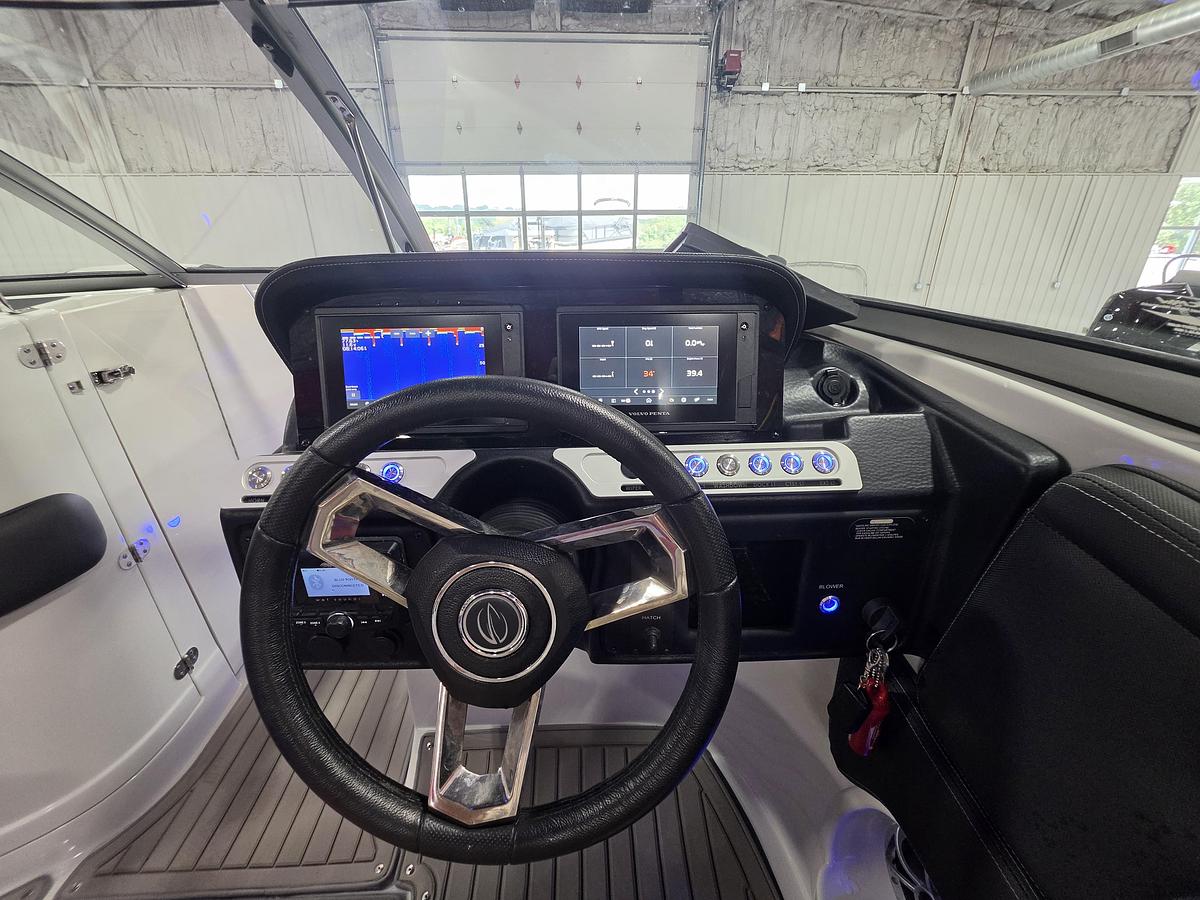 Used 2022 Crownline 265 Surf open bow