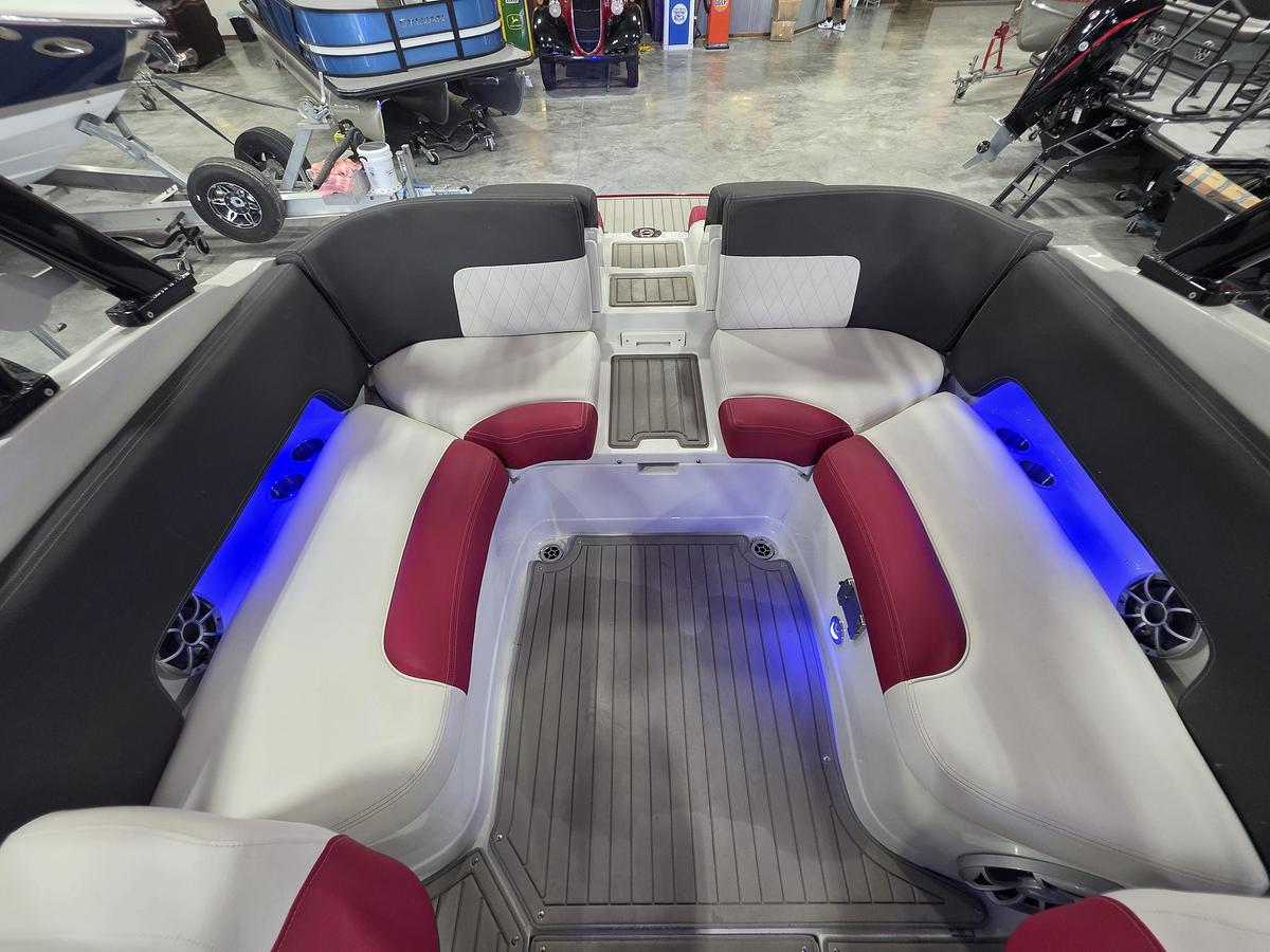 Used 2022 Crownline 265 Surf open bow