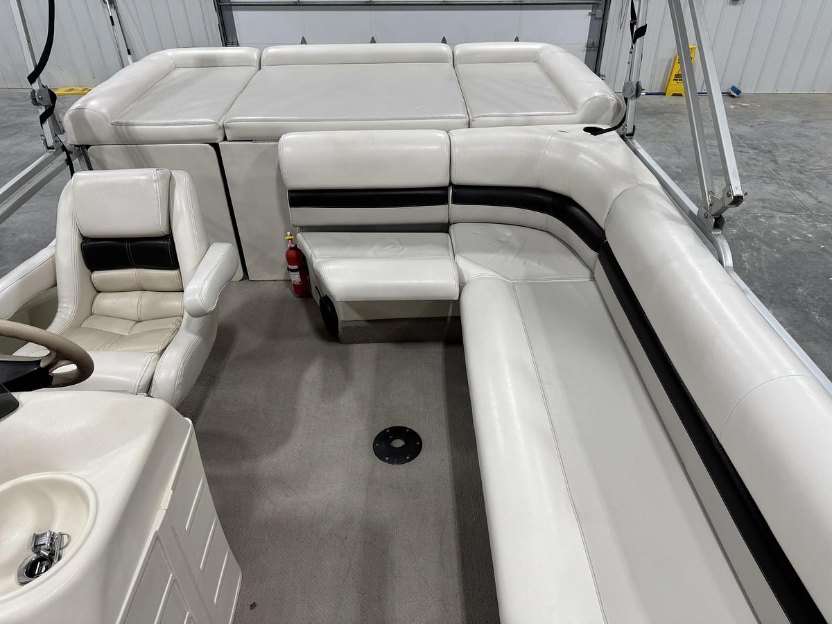 Used 2002 Voyager 25 Cruise Tri-Toon