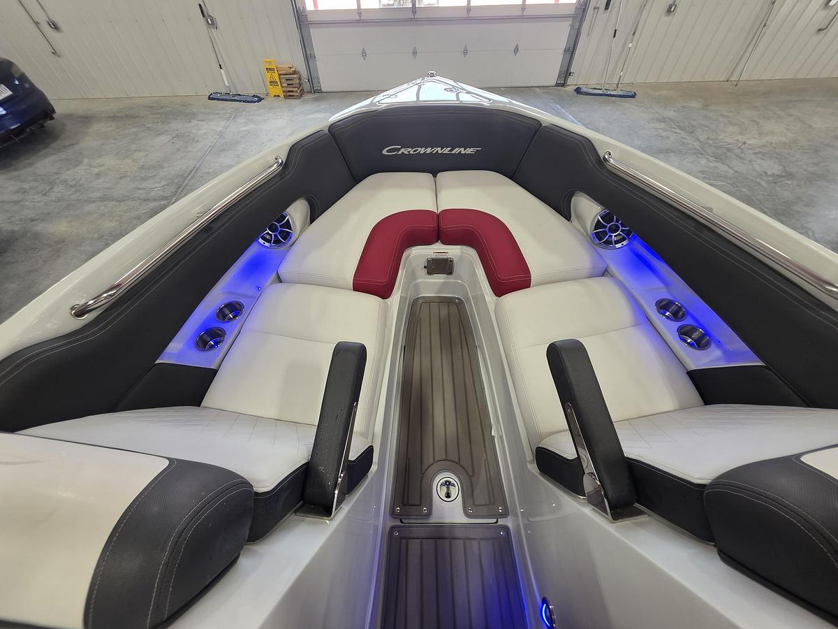 Used 2022 Crownline 265 Surf open bow