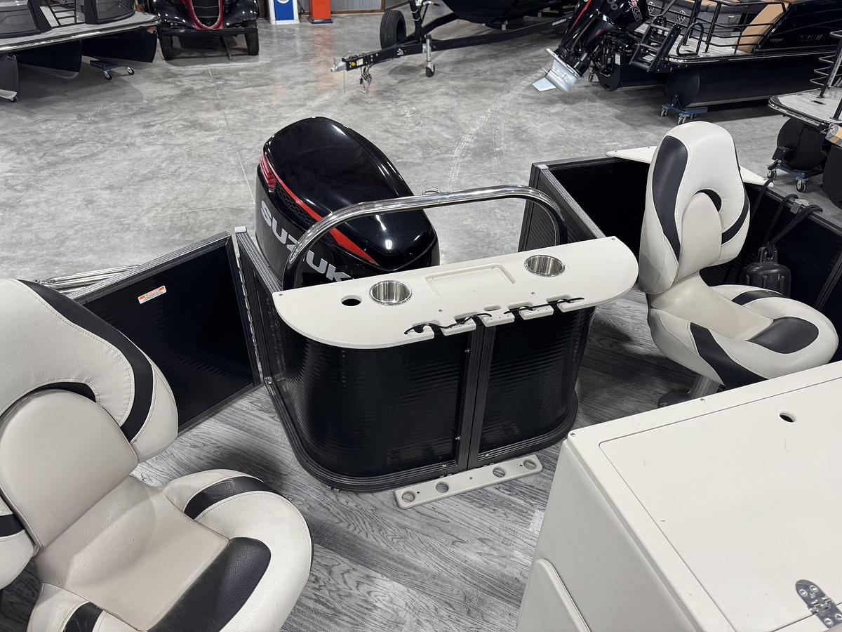 Used 2016 Manitou 24 LE Fish