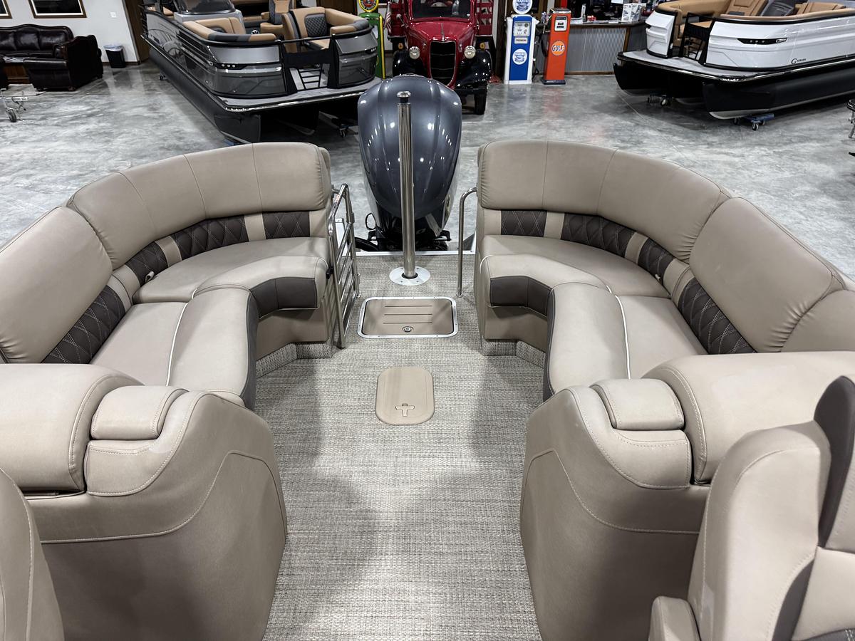 Used 2019 Bennington R23
