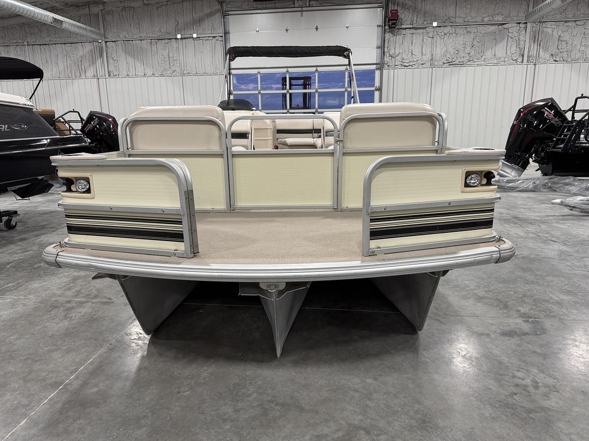 Used 2002 Voyager 25 Cruise Tri-Toon