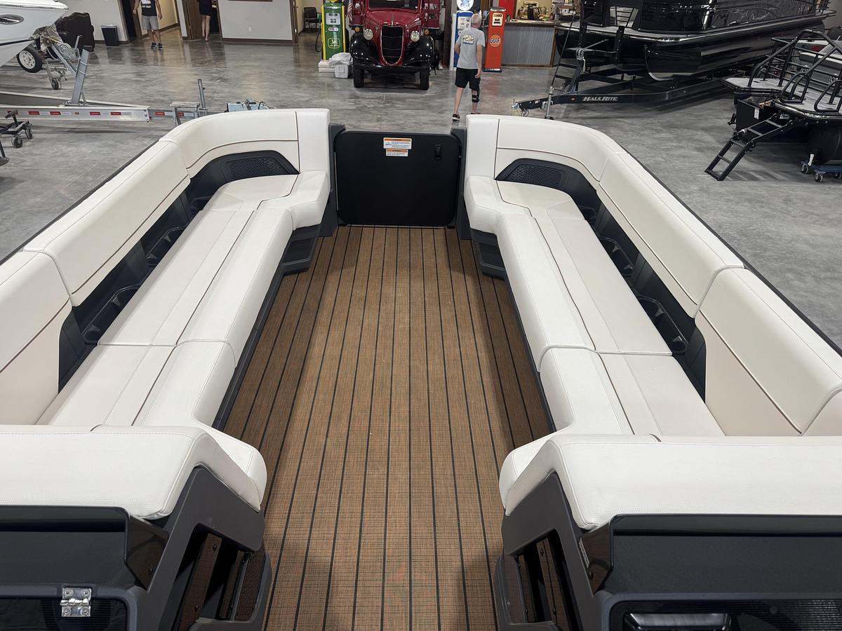 2025 Manitou 26 Explore