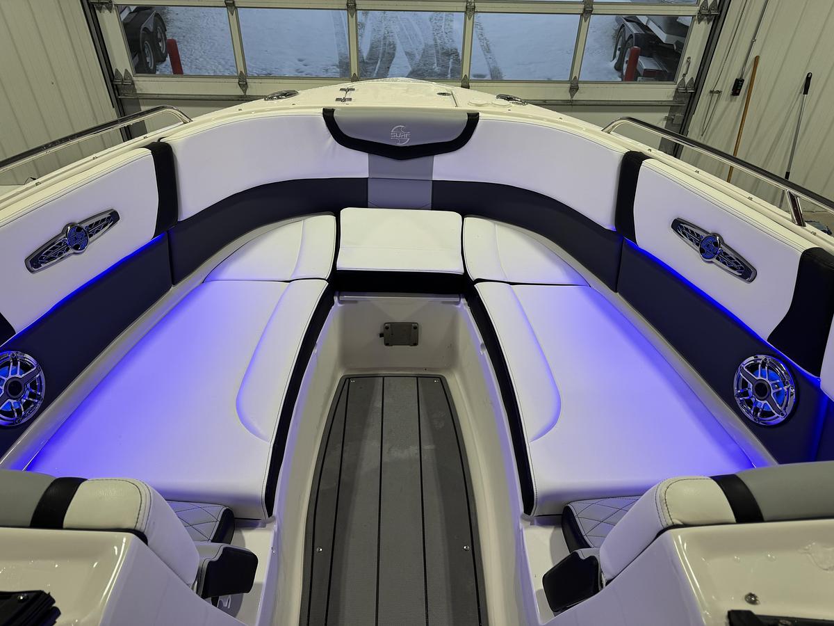 Used 2023 Chaparral 30 Surf