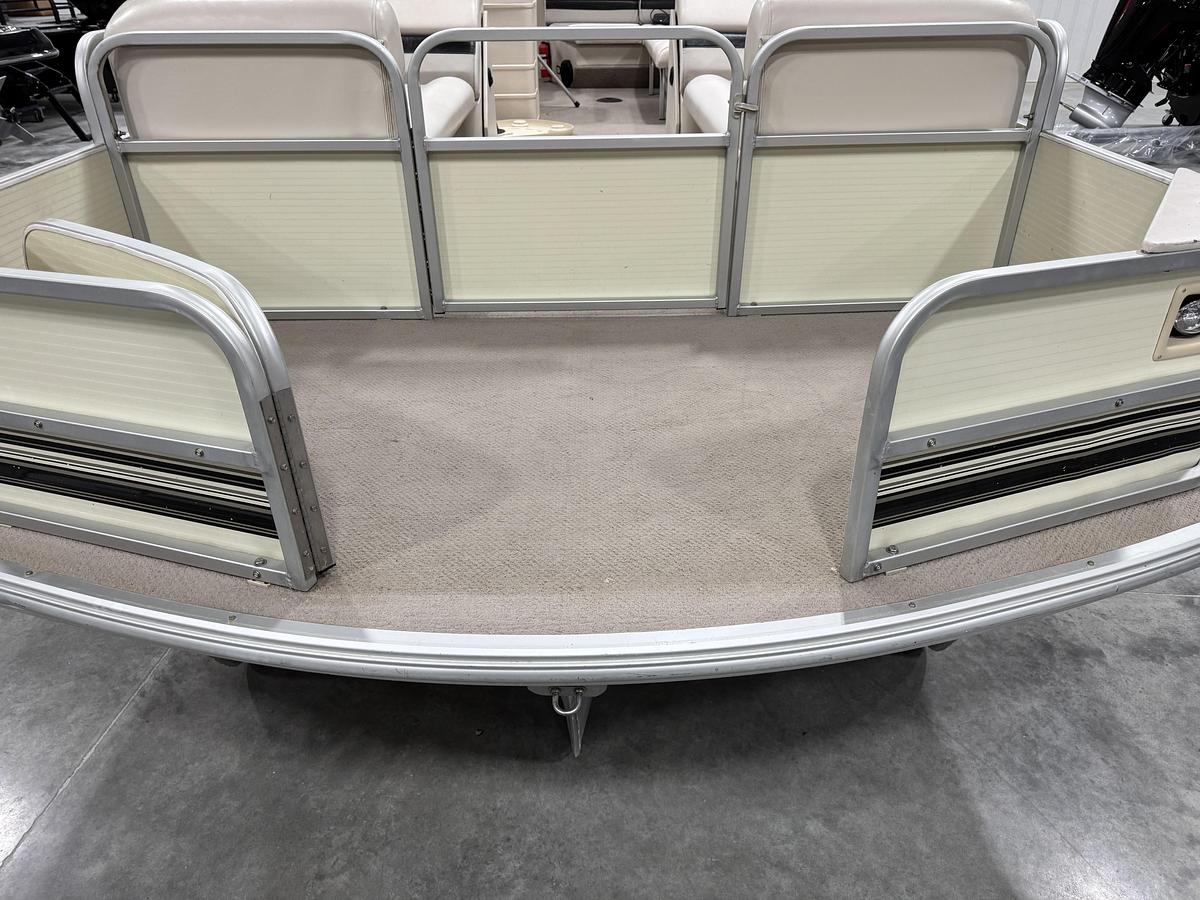 Used 2002 Voyager 25 Cruise Tri-Toon