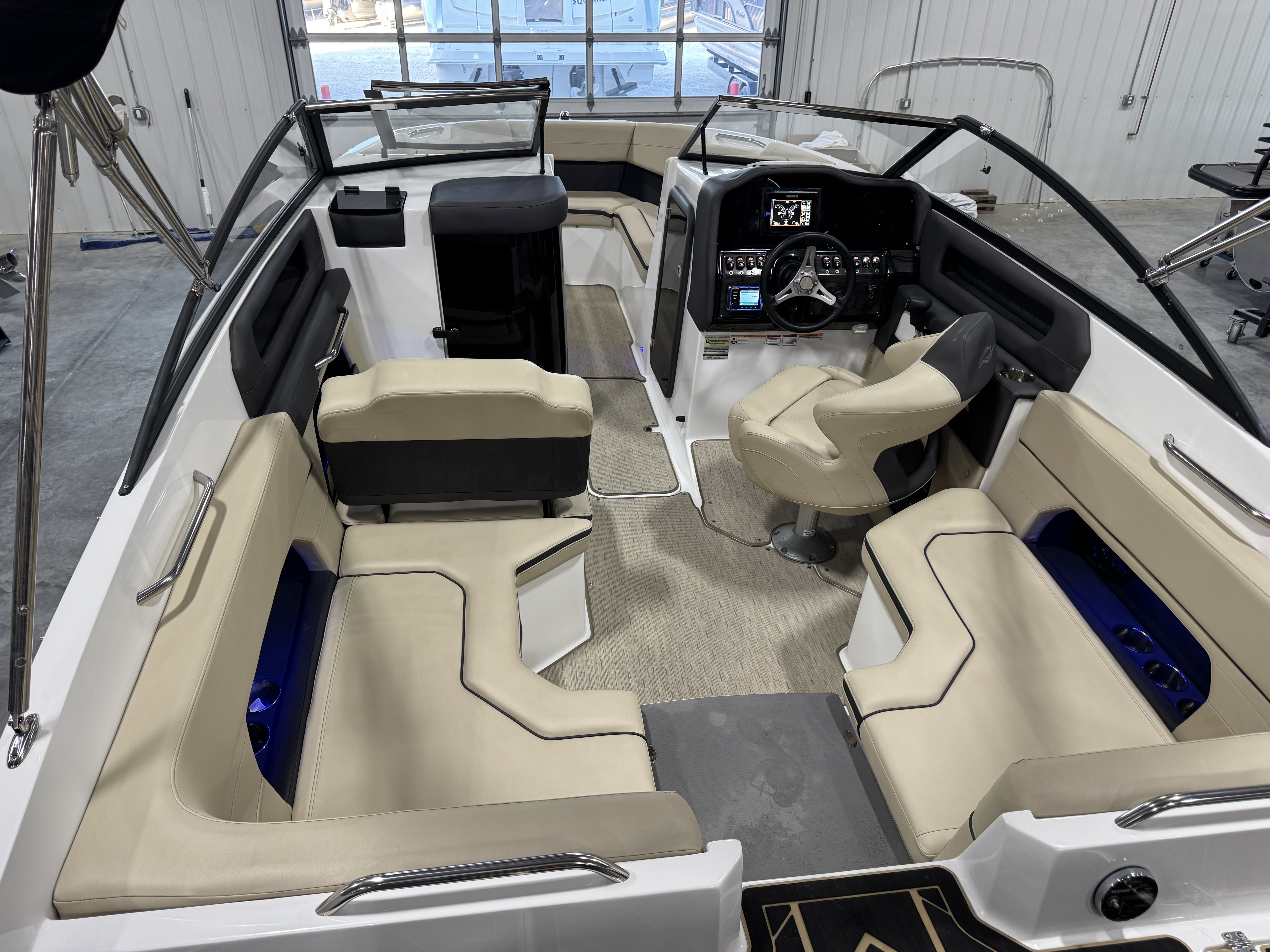 Used 2019 Rinker Q3