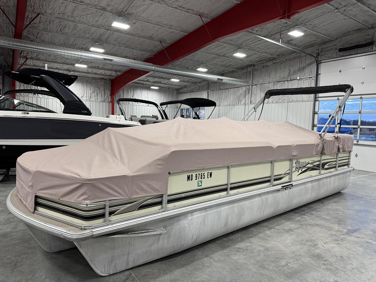 Used 2002 Voyager 25 Cruise Tri-Toon