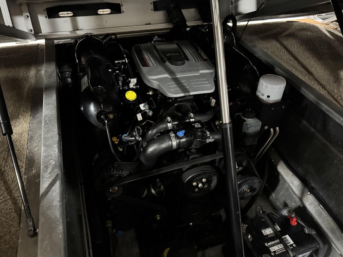 Used 2011 Bennington 2575 RCW I/O