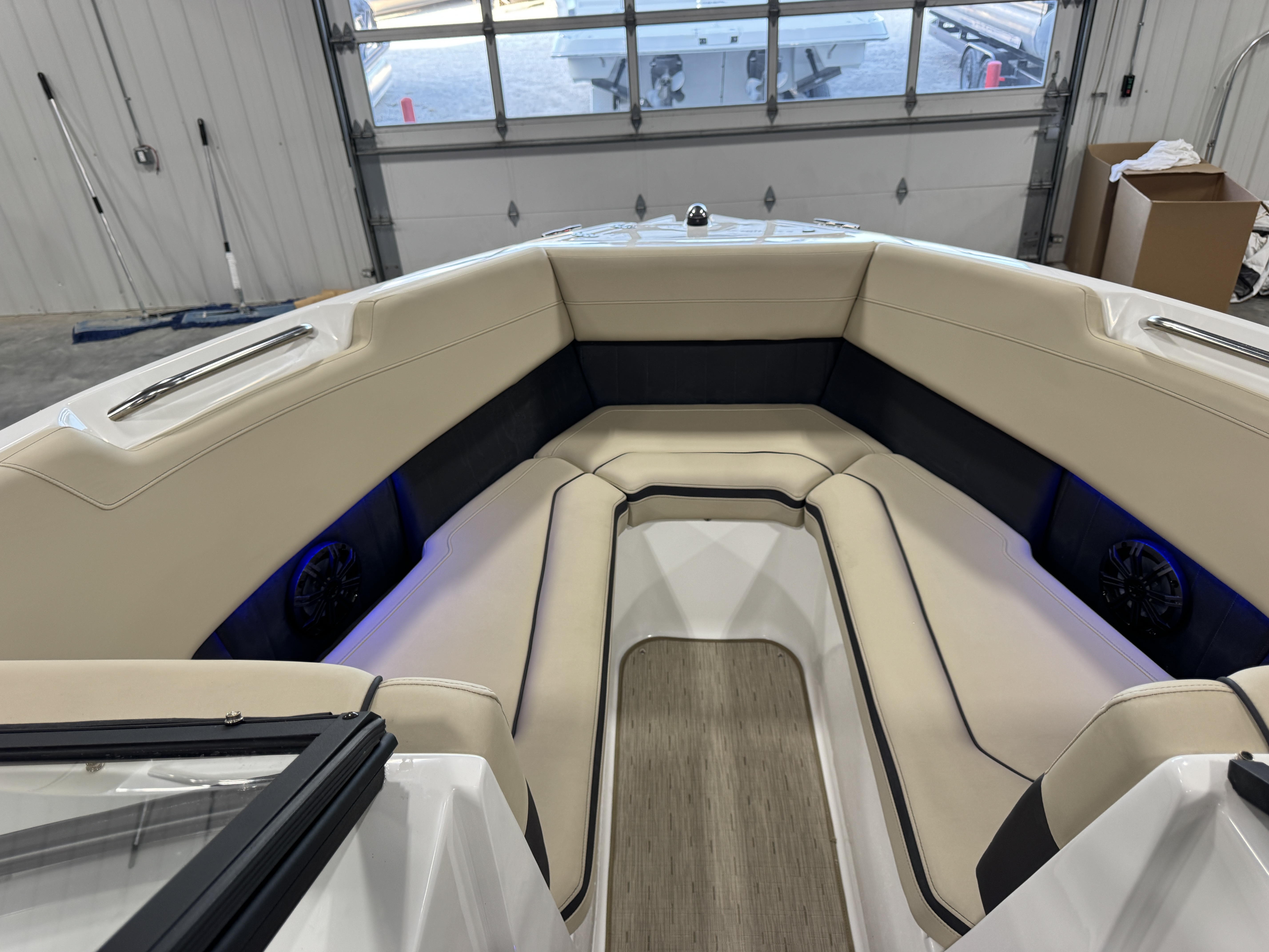 Used 2019 Rinker Q3