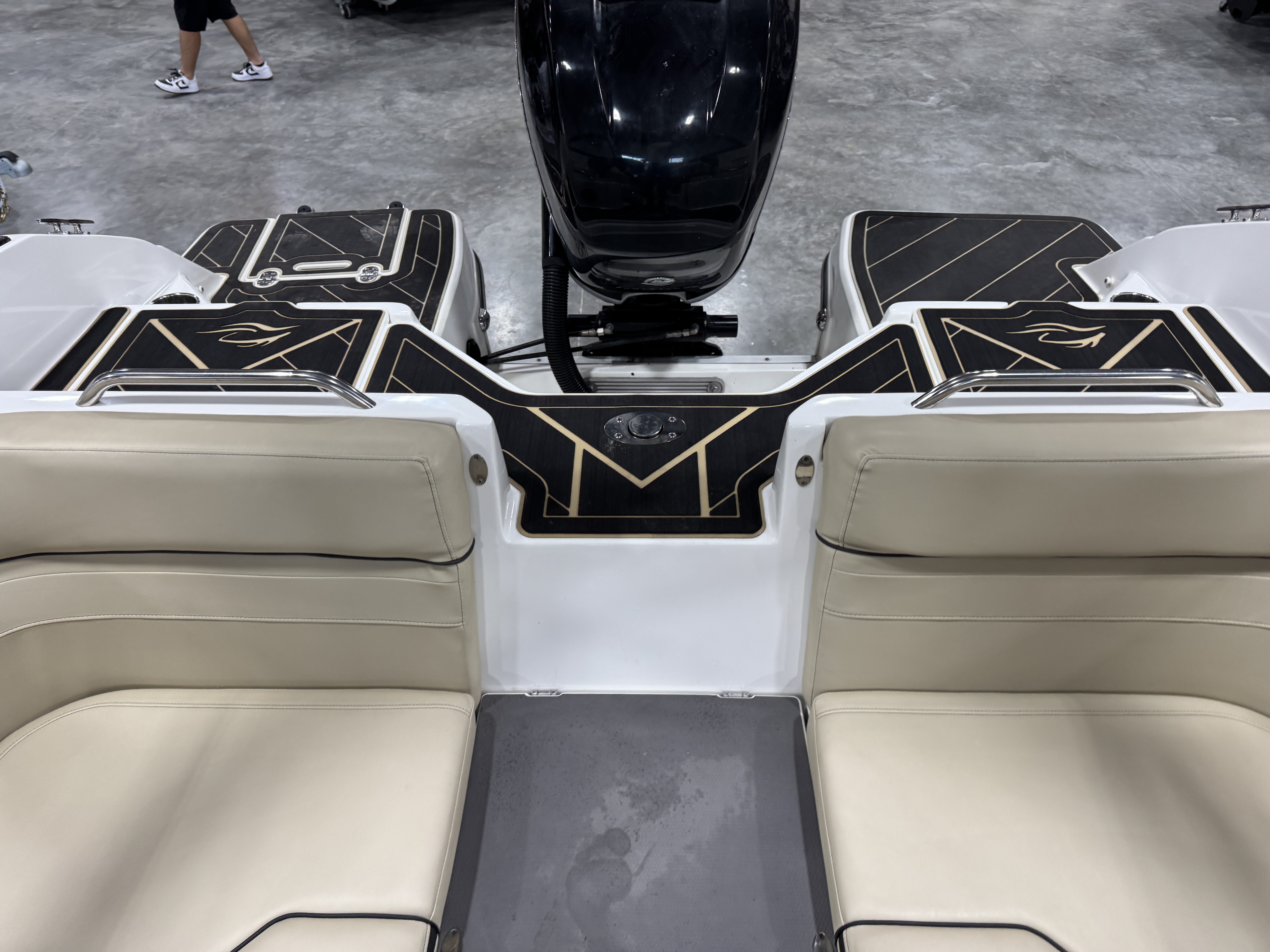 Used 2019 Rinker Q3