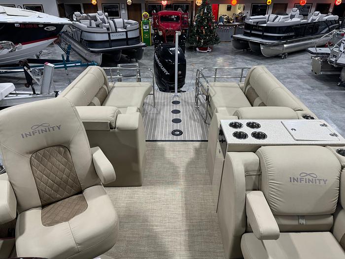 Used 2016 Lowe 270 Retreat