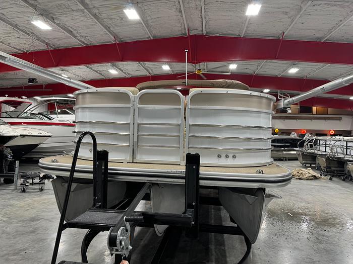 Used 2016 Lowe 270 Retreat