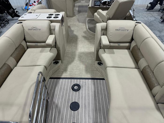 Used 2016 Lowe 270 Retreat