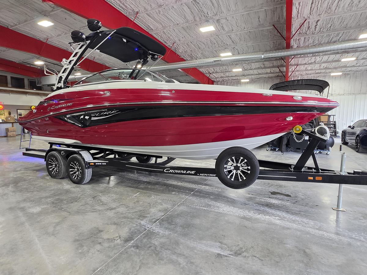 Used 2022 Crownline 265 Surf open bow