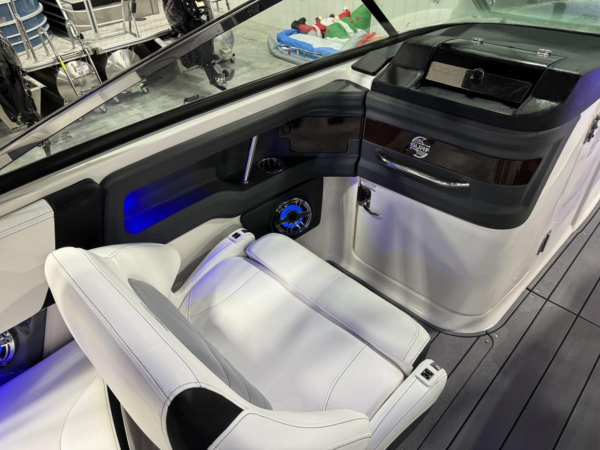 Used 2023 Chaparral 30 Surf