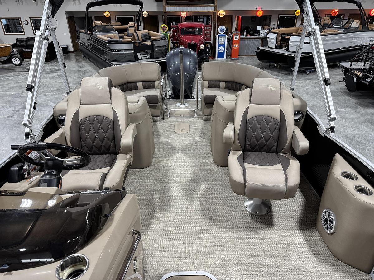 Used 2019 Bennington R23