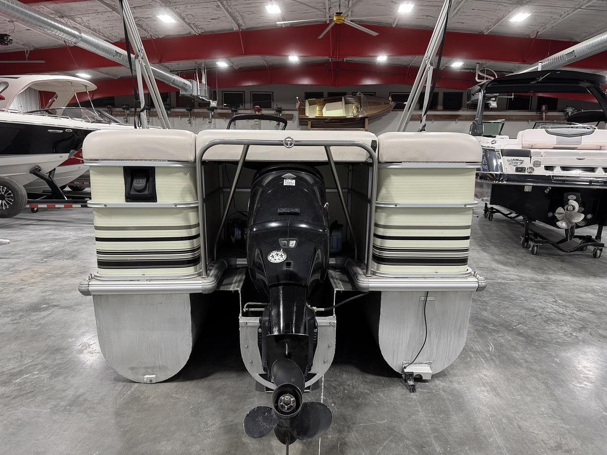 Used 2002 Voyager 25 Cruise Tri-Toon