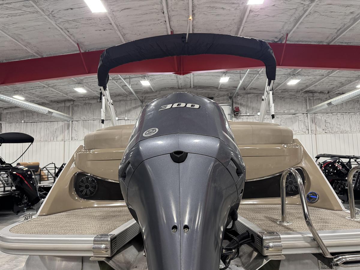 Used 2019 Bennington R23