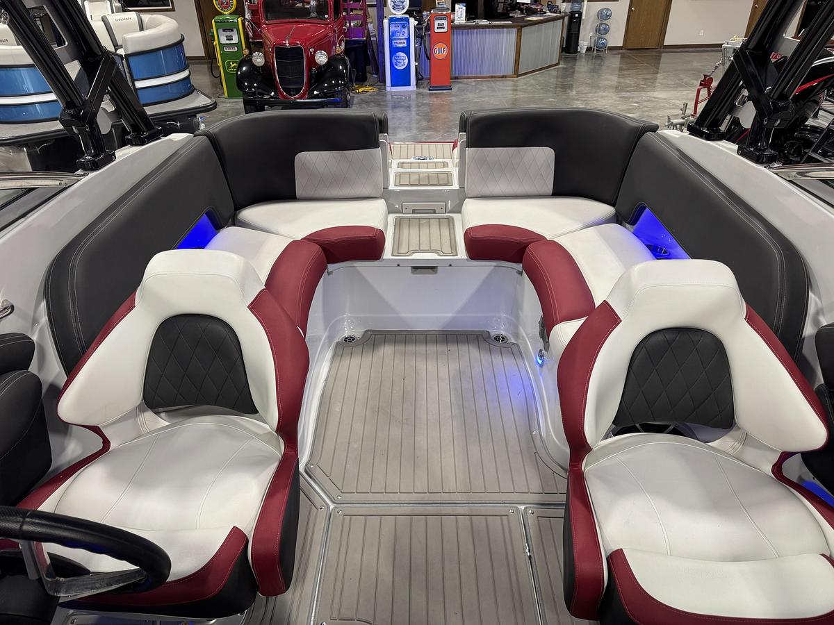 Used 2022 Crownline 265 Surf