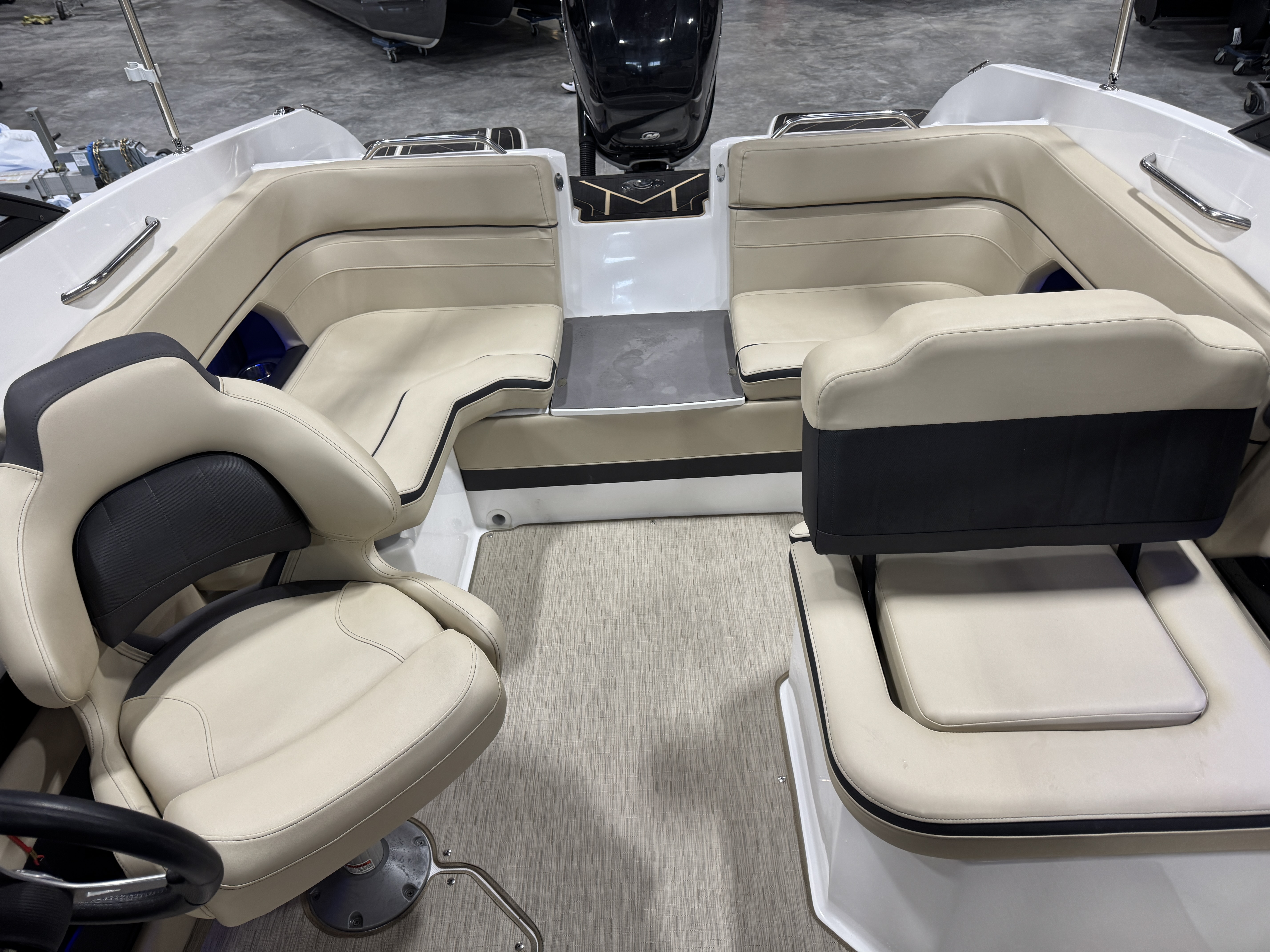 Used 2019 Rinker Q3