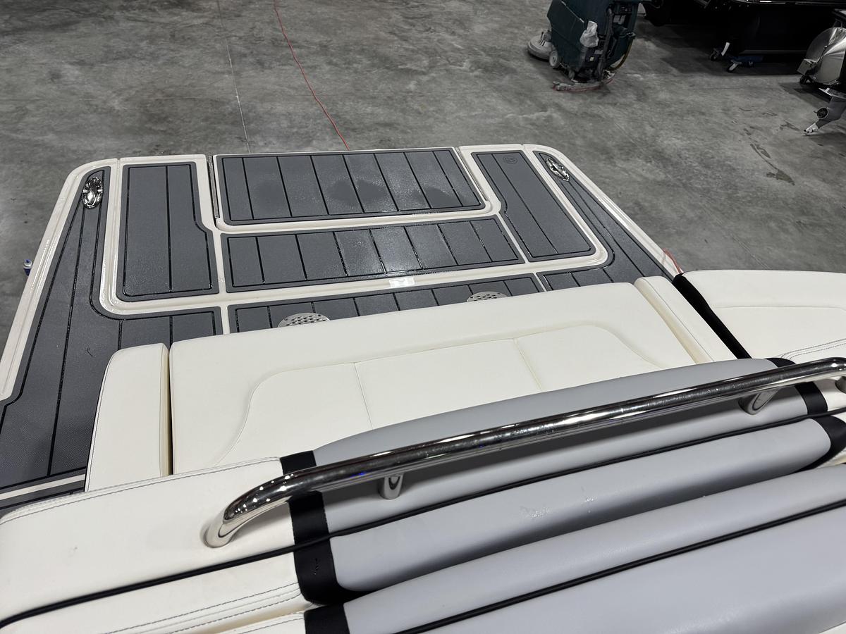 Used 2023 Chaparral 30 Surf