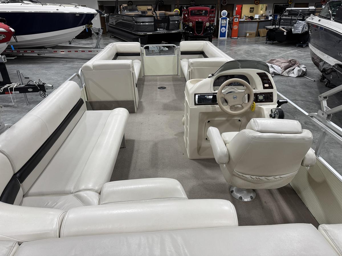 Used 2002 Voyager 25 Cruise Tri-Toon