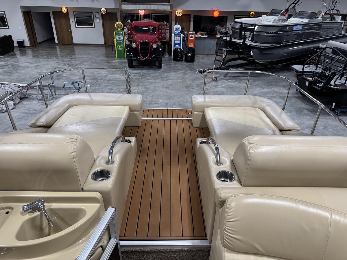 Used 2011 Bennington 2575 RCW I/O