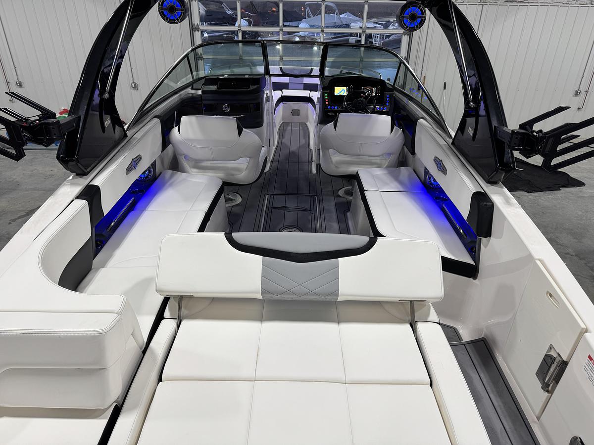 Used 2023 Chaparral 30 Surf