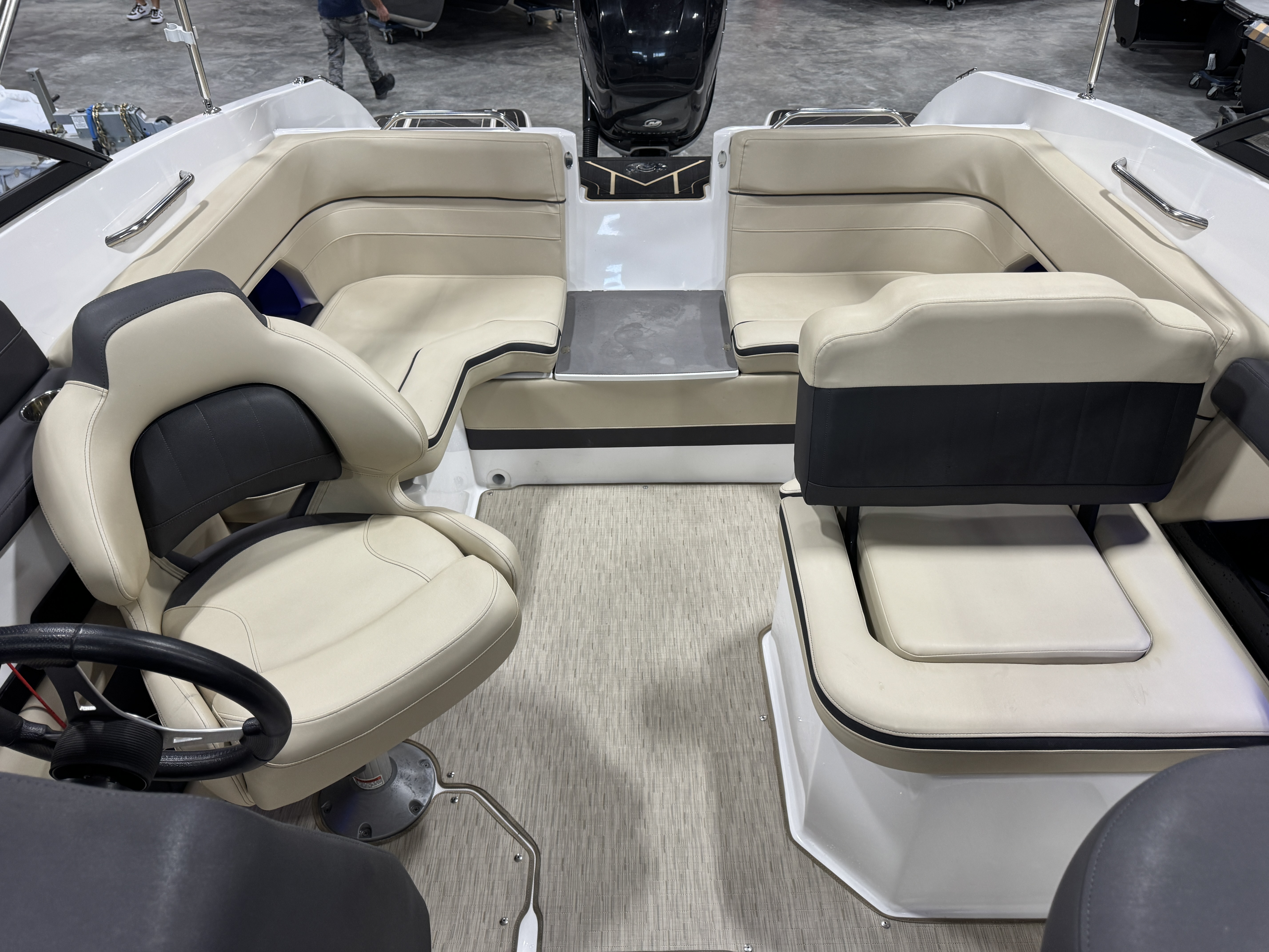 Used 2019 Rinker Q3
